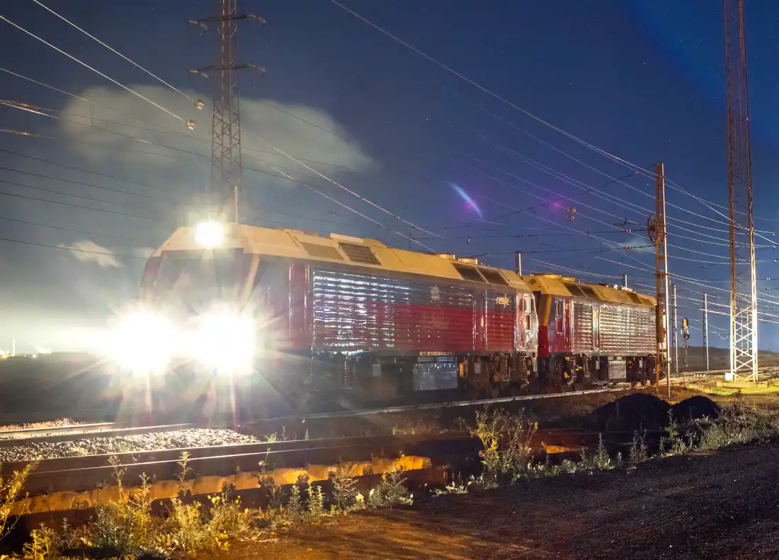 Locomotoras Maniobrando para encabezar el Al-Ándalus para partir hacia la Zafra - Huelva